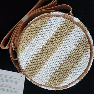 Thirty One ROUNDABOUT STRAW Crossbody Bag TAN & WHITE NEW